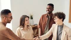 працівники в офісі