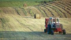 трактор на полі