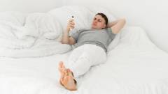 человек лежит в кровати