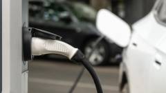 електромобіль на зарядці