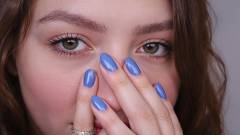 дівчина з синіми нігтями
