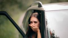 дівчина у авто