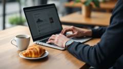 робота за ноутбуком в кафе