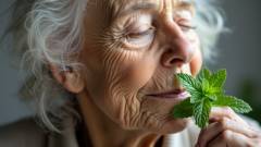 бабушка вдыхает мяту