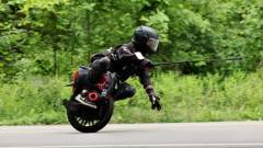 чоловік на моноколесі