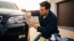 водій поліріує фари