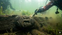 давній ідол в озері