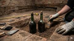 дві пляшки у підвалі