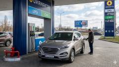 авто на заправці