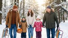 щаслива родина взимку