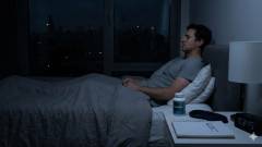 чоловік готується до сну