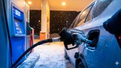 авто на заправці