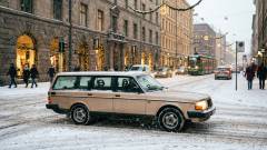 авто їде по зимовій дорозі