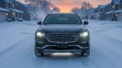 машина їде на зимовій дорозі