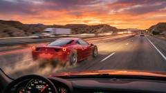 машина едет по трассе на высокой скорости