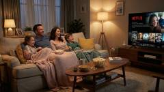 сім'я переглядає кіно на Netflix